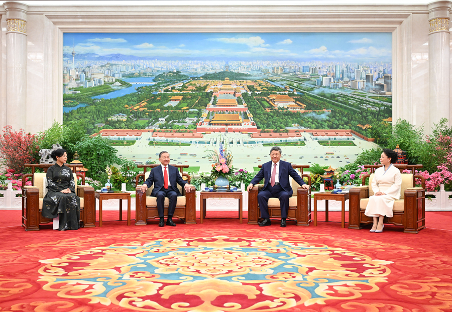 4月15日下午,中共中央总书记、国家主席习近平和夫人彭丽媛在北京人民大会堂同来华进行国事访问的越共中央总书记、国家主席苏林和夫人吴芳璃亲切话别。